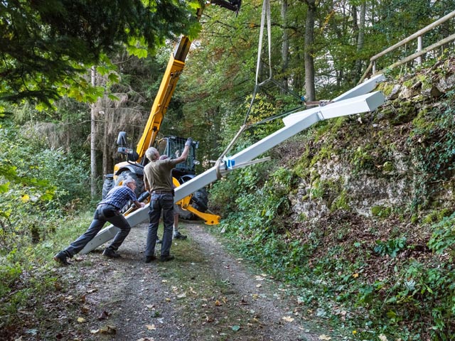 Das neue Kreuz wird von der Schinbergstrasse an seinen Standort gehievt. Foto. Edwin Rüede