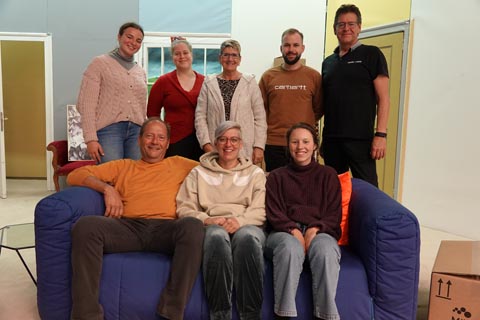 Freuen sich auf das Theater in Wallbach, hinten von links Jenny Burkhard, Corinne Rua, Annelis Kaufmann, Luca Kaufmann, Dieter Rua; vorne von links Willi Kaufmann, Lexi Kaufmann und Sophie Ruf. Foto: Peter Schütz