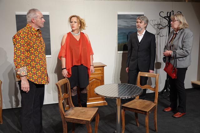 Spannendes Kammerspiel. Eine Szene mit Martin Willi, Anita Graf, Roland Dinkel und Brigitte Vogel (von links). Foto: Peter Schütz