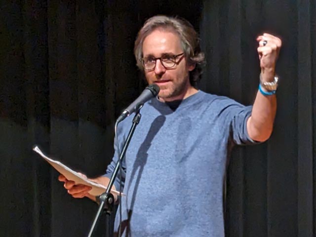 Remo Zumstein mit seinem Slam: «Zäme si mer Störch». Foto: zVg