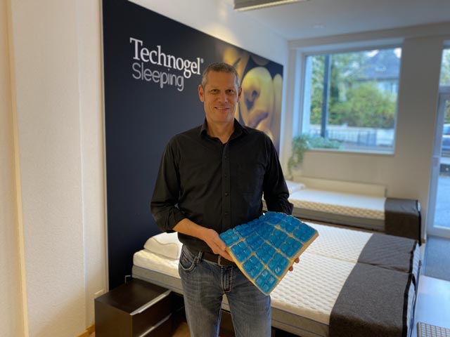 Pascal Brem, Geschäftsinhaber von Möbel Brem in Frick, zeigt ein Muster der Gelauflage, die in die Matratze eingearbeitet ist. Foto: Sonja Fasler
