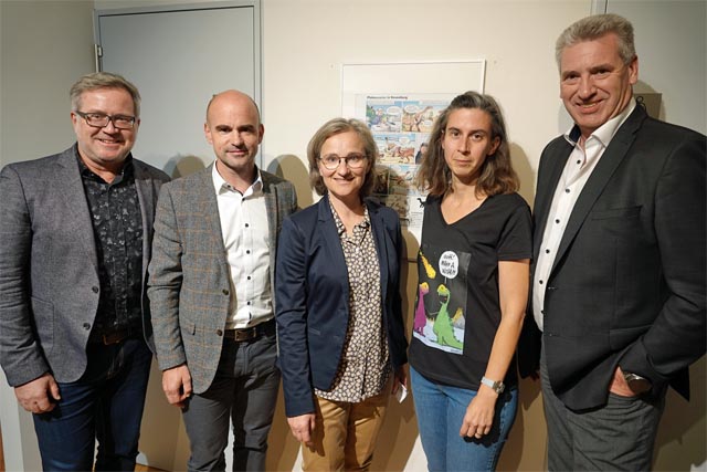 Eröffnung mit Gästen, von links: Holger Czerwenka, Olivier Dinichert, Susanne Gmünder Bamert, Museumsleiterin Andrea Oettl und Gemeindeammann Daniel Suter. Foto: Peter Schütz
