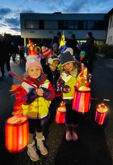 Farbenfrohe Kreationen erhellten die Nacht. Foto: zVg