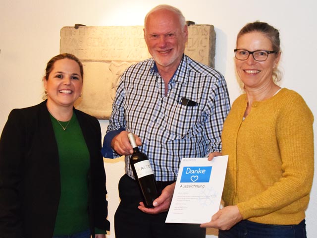 An der GV der Winterhilfe Aargau wurde Vizepräsident Kurt Jenni geehrt. Jenni ist seit 15 Jahren im Vorstand der Winterhilfe Aargau. Seit 1987 leistet er zudem wertvolle Sozialarbeit für die Winterhilfe. Geehrt wurde er von Präsidentin Martina Bircher (links) und von der Geschäftsführerin der Winterhilfe Schweiz, Monika Stampfli (rechts). Foto: Markus Schenk