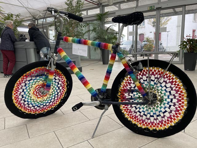 Ein Velo wird zum Kunstobjekt: Auch Bänke, Bäume und Pfosten werden verschönert. Foto: Andrea Worthmann