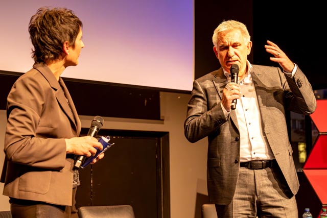 Moderatorin Monika Schärer im Gespräch mit Regierungsrat Alex Hürzeler. Foto: Jean-Marc Felix