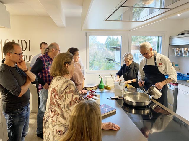 Markus Kunz (mit Ehefrau Madeleine) weihte die Anwesenden in die hohe Kunst der Konfitüren-Zubereitung ein. Foto: Sonja Fasler