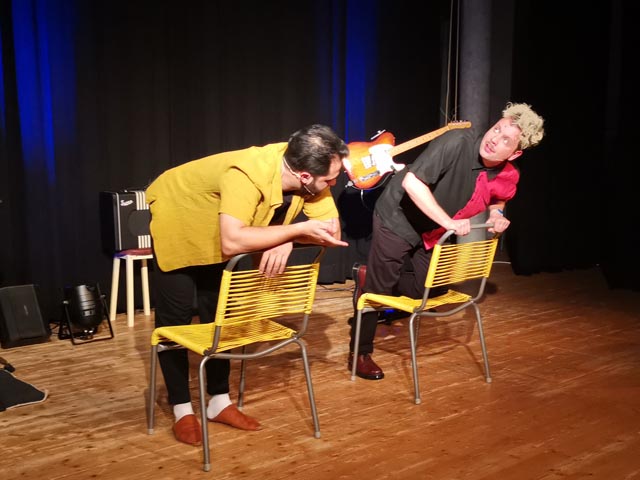 Auf improvisierten Balkongeländern: Dominik Muheim und Sanjiv Channa philosophieren humorvoll über ihre Nachbarn und den Alltag. Foto: Dominik Pfoster