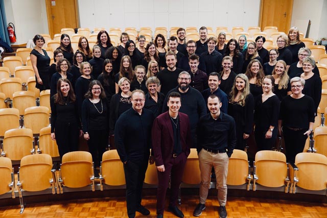 Bild von links (vorderste Reihe): Dave Scheidegger (Dirigent), Joel Goldenberger (Musiker) und Noah Stritt (Projektleiter) mit dem Projekt-Chor 2023. Foto: zVg