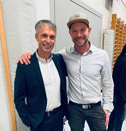 Gemeindeammann Giuliano Sabato (links) verabschiedete Gemeinderat Benj Herzog. Foto: zVg