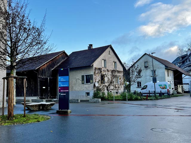 Die beiden Altliegenschaften an der Schulstrasse 8 und 10, in welchen derzeit Asylbewerber untergebracht sind und die der neuen Überbauung für die Tagesstrukturen werden weichen müssen. Foto: jw