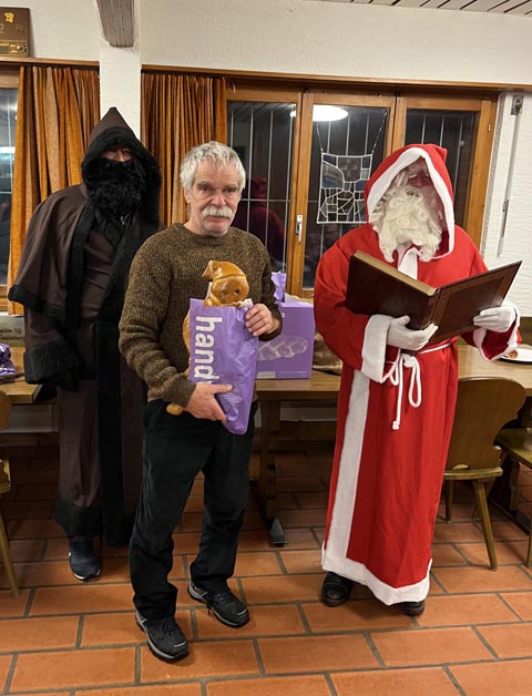 Samichlaus und Schmutzli mit dem Sieger Kurt Kalt. Foto: zVg