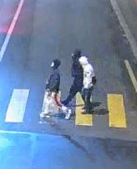 Diese drei unbekannten Männer griffen einen Mann in Baden an. Foto: Polizei Aargau