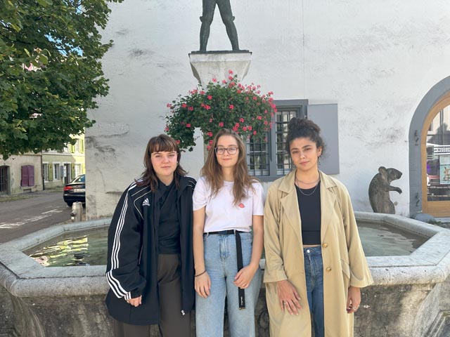  Clara Bonk (Mitte) und Toja Brenner (links) treten im März aus dem Präsidium und Vize-Präsidium zurück. Foto: Juso BL