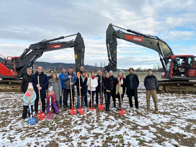 Feinarbeit mit der Schaufel, fürs Grobe sind die Bagger zuständig: Spatenstich mit Vertretern von Bauherrschaft und Gemeinde. Foto: Sonja Fasler