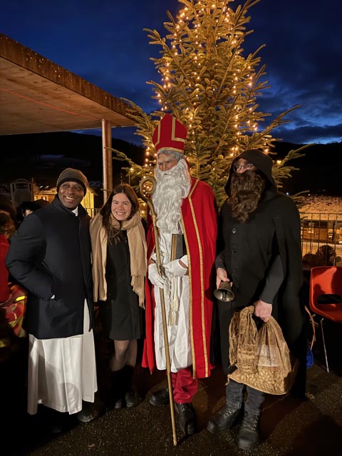 Samichlaus und Schmutzli zusammen mit der reformierten Pfarrerin Irina van Bürck und dem katholischen Priester Godwin Ukatu. Foto: Fritz Imhof