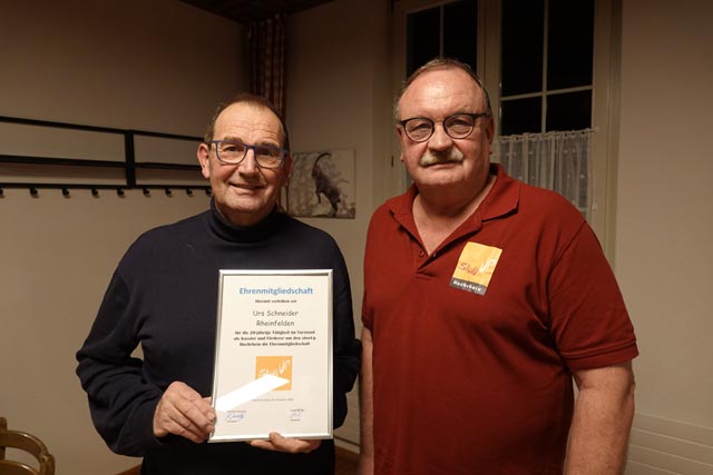  Geehrt. Urs Schneider (links) mit Präsident Gerhard Zumsteg, ist Ehrenmitglied des Vereins slowUp Hochrhein. Foto: Peter Schütz