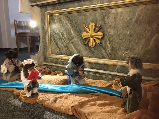 Menschen suchen Versöhnung und lassen sich von Johannes am Jordan taufen. Foto: zVg