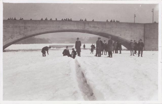 Rhygfrörni 1929: Leute über dem St. Annaloch. Foto: zVg