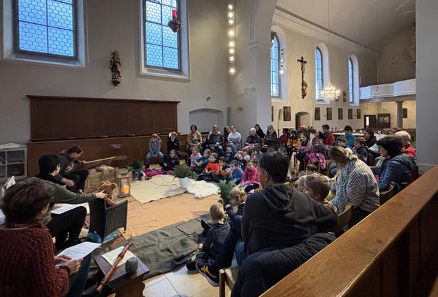 Gschichte-Chischte in der Kirche in Kaisten. Foto: Nicole Acklin