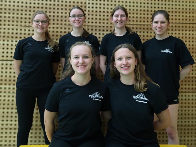 Drei Geschwisterpaare sind bei Volley Möhlin als Trainerinnen im Einsatz: hinten von links: Nadine und Marina Wunderlin, Vanessa und Rebecca Frey; vorne von links: Analea und Selina Apelt. Foto: Regula Rügge