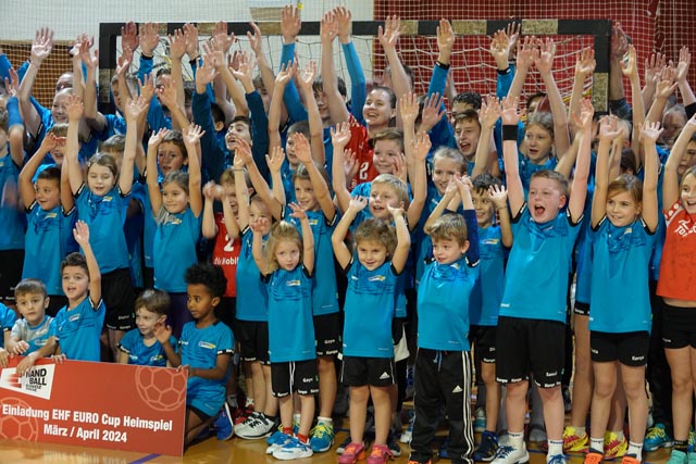 Die Stimmung war prima. Laola der Trainingsteilnehmer mit Nationalspielerin Chantal Wick (Mitte, im roten Shirt). Foto: Peter Schütz