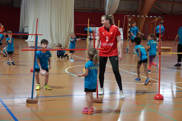 Chantal Wick hatte sichtlich Spass am Training mit dem Nachwuchs. Foto: Peter Schütz
