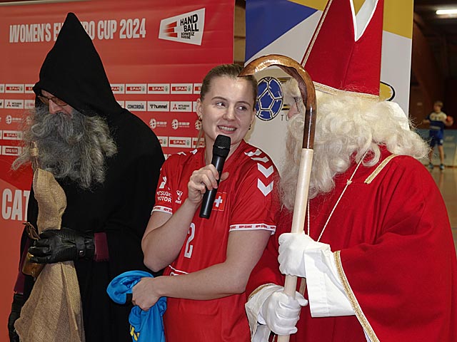 Chantal Wick mit dem Samichlaus und Schmutzli. Foto: Peter Schütz