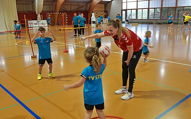Chantal Wick hatte sichtlich Spass am Training mit dem Nachwuchs. Foto: Peter Schütz