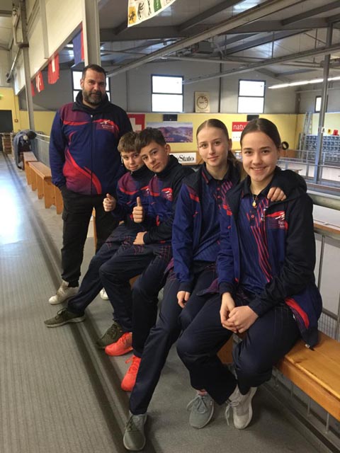 Die erfolgreichen Juniorinnen und Junioren mit ihrem Trainer. Foto: Peter Gammenthaler