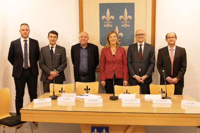 Von links: Gilles Hug, Leiter Betrieb (responsable exploitation) Primeo Réseau de Distribution SA, Benoît Doin, Geschäftsführer Primeo Energie France, Philippe Knibiely, stellv. Bürgermeister Saint-Louis, Pascale Schmidinger, Bürgermeisterin Saint-Louis, Cédric Christmann, CEO Primeo Energie, Dr. Lukas Küng, Geschäftsführer Primeo Netz AG.Foto: zVg