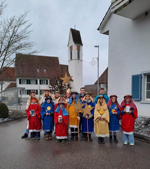 Die Zeininger Sternsingerinnen und Sternsinger zogen am späten Samstagnachmittag durchs Dorf. Foto: zVg
