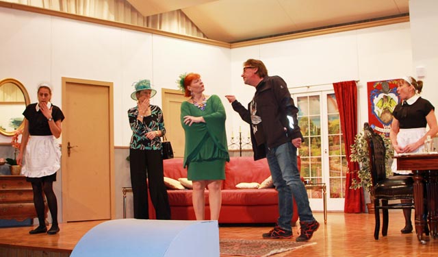 Der gefeuerte Koch Jürg sinnt auf Rache, was Frau von Drachenberg ziemlich unbeeindruckt lässt. Foto: Sonja Fasler