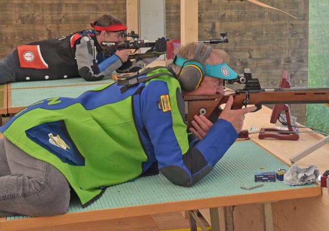 Auch auf den temporären Schiessanlagen, hier der Stand für die Gewehrschützen 50 m, herrschen ideale Bedingungen, im Vordergrund der Siggenthaler Sportschütze Niklaus Birchmeier. Foto: wr 