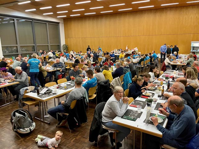 Die Gäste liessen sich die Pasta schmecken.  Foto:zVg