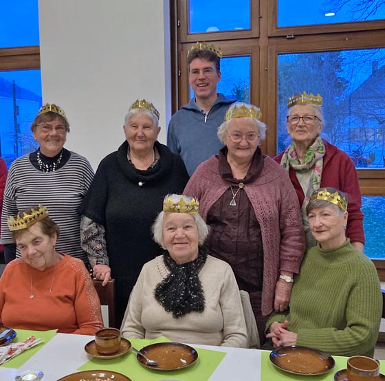 Königinnen und König (jeweils von links): sitzend: Ruth Piotti, Vreni Bucher, Rosmarie Röpti; Mitte: Vreni Rotzler, Teresa Sacca, Vreni Häfeli, Maria Brutschi; hinten: Dekan Berthold Kessler. Foto: Nelly Lehmann