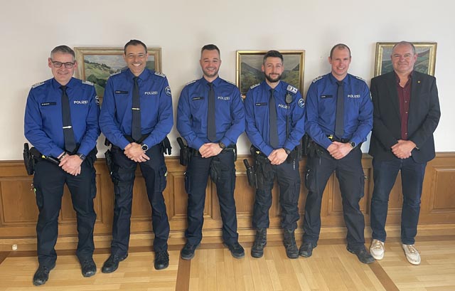 Bild (v.l.): Polizeichef Oblt Werner Bertschi, Polizeichef-Stv. Adj Daniel Meier, Kpl Patrick Sangiovanni, Wm Dewis Fuss, Wm Iwan Schär und Stadtammann Herbert Weiss. Foto: zVg