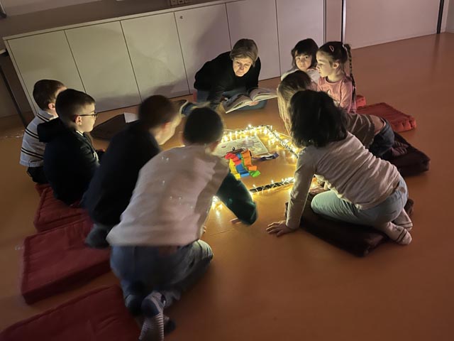 Die Schülerinnen und Schüler geniessen die Sissler Erzählnacht. Foto: zVg