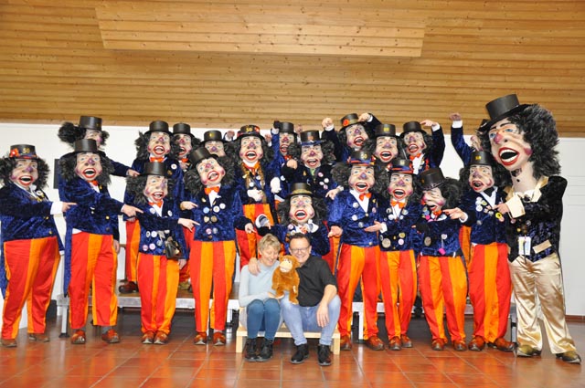 Grossschtadtchnulleri sowie Theobald, «em Pfaff sind Aff» mit seiner Entourage. Foto: zVg