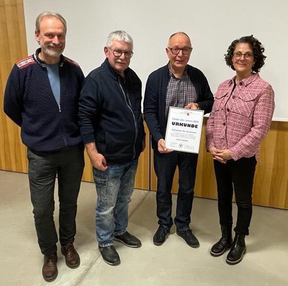 Ehrung des Vereins Senioren für Senioren (von links): Markus Fäs (Gemeindeammann), Richard Schmid (Vizepräsident SfS), Rudolf Hasler (Präsident SfS), Patrizia Tufilli Chautems (Leiterin Kultur und Standortmarketing). Foto: zVg