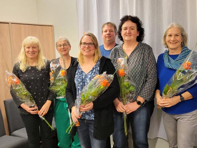 Hinten: Neumitglied Beat Steinacher, vorne die Jubilarinnen von links: Luzia Obrist, Esther Merkofer, Nadja Fasler, Susanne Boutellier und Silvia Erdin; auf dem Bild fehlt Jubilarin Erika Stäuble. Foto: zVg