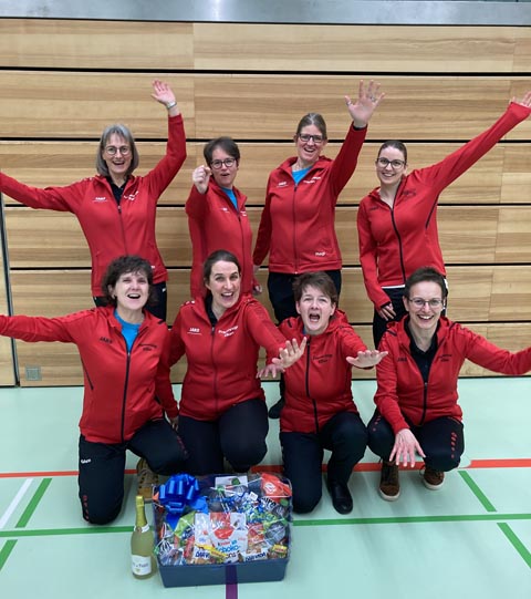 Die Frauenriege Eiken gewinnt die Schnurballmeisterschaft in der Kategorie B. Foto: zVg 