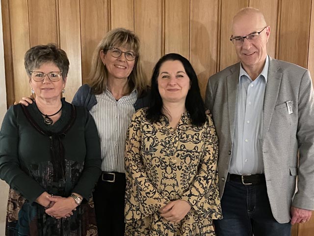 Der Vorstand mit der Dirigentin. Foto: zVg