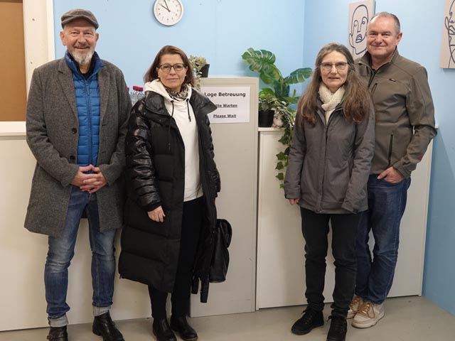 Stadträtin Regina Erhard und Stadtammann Herbert Weiss (rechts) mit Pia Maria Brugger Kalfidis (KSD) und Karl Heinz Graf am Empfang in der Notunterkunft. Foto: Peter Schütz