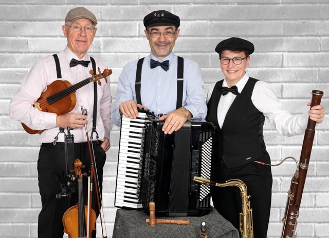 Das Trio»: Edward Ebersold (Violine), Martina Oertli (Gesang, Fagott, Klarinette, Saxophone, Chalumeau) und Paolo D‘Angelo (Akkordeon). Foto: zVg
