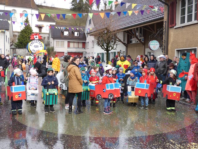 Rund 50 Kinder der Schule Kaisten waren mit ihren Lehrkräften und in selbstgebauten Fahrzeugen an der Strossefasnacht unterwegs. Foto: Jörg Wägli