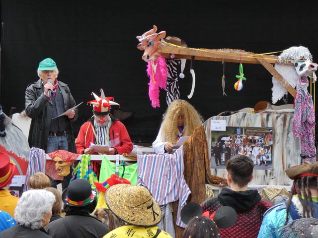 Mit einer weiteren «Tschuttibank» verabschiedet sich die «Alte Garde». Foto: Jörg Wägli