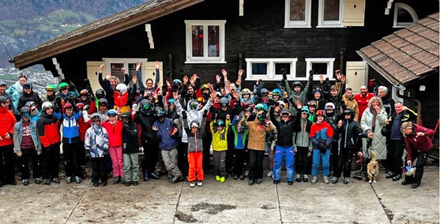 Die grosse. gut gelaunte Wallbacher Skilagerschar. Foto: zVg