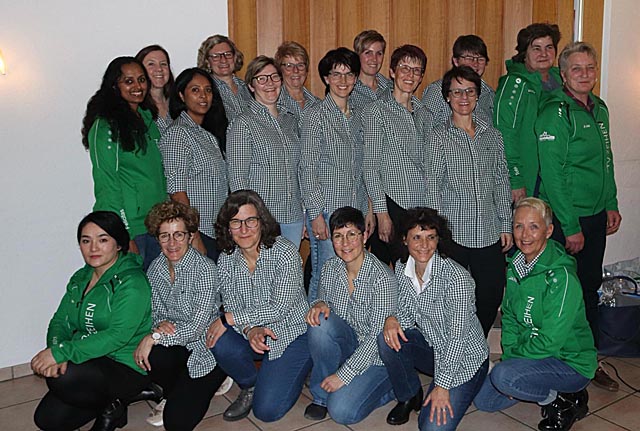 Die aktiven Turnerinnen umgeben von den neuen Mitgliederinnen mit Vereinsjacke. Foto: zVg