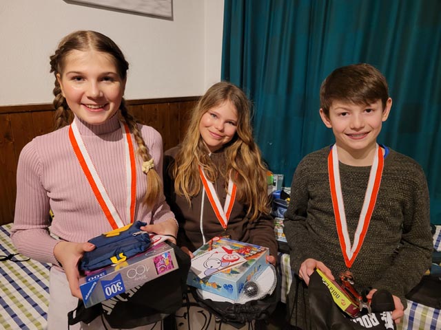 Die glücklichen Siegerinnen des Skirennens: 1. Rang Jill Spescha, 2. Rang Valentina Andelic, 3. Rang Eliah Mathis. Foto: zVg